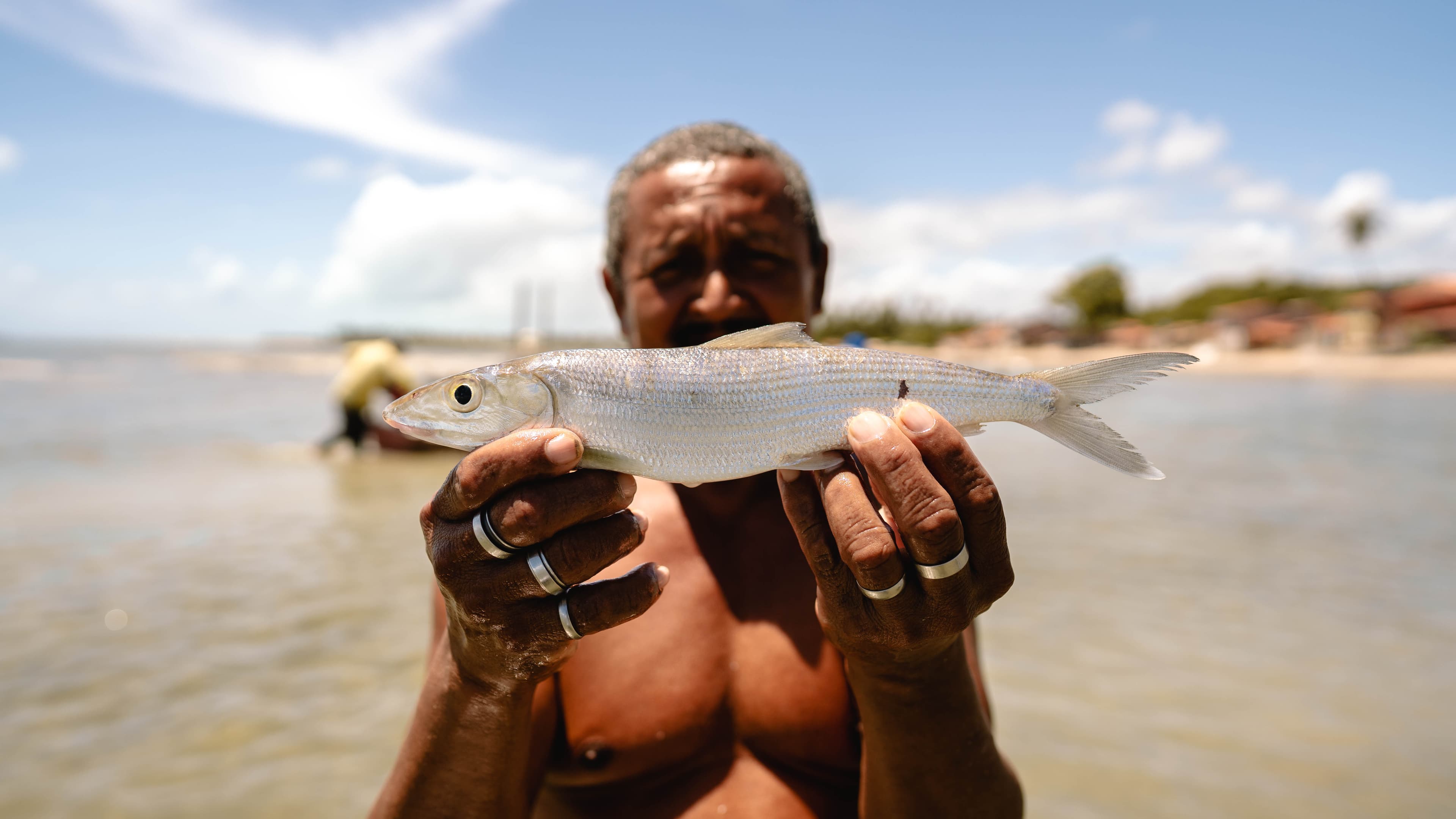 Homem segurando um peixe